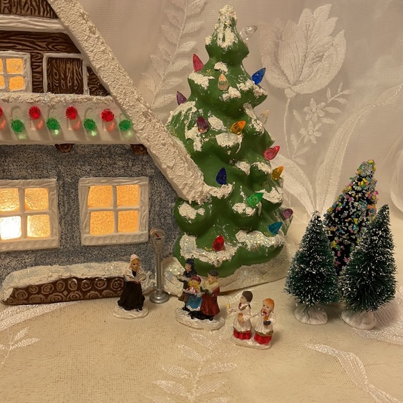Vintage Ceramic Light up Christmas house with miniature Carolers Accessories. - Picture 4 of 11